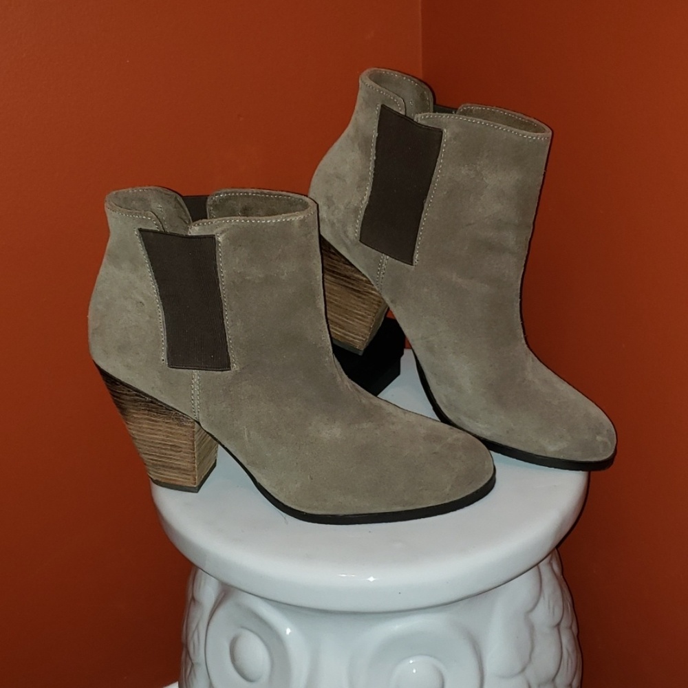 Gorgeous Sage/Brown Suede Vince Camuto Boots